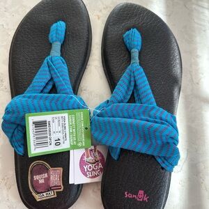 NWT Sanuk Yoga Sling Sandals with Black Sole and Blue Zigzag Straps. Size10